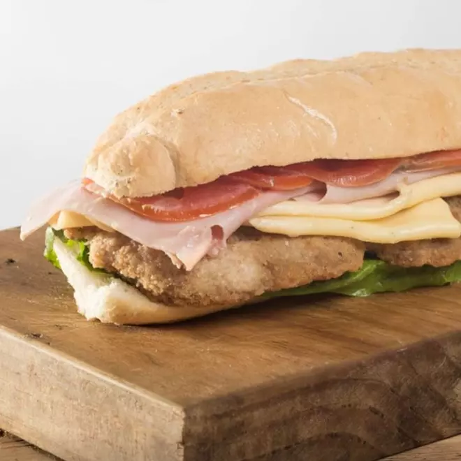 SANDWICH DE MILANESA CON JYQ