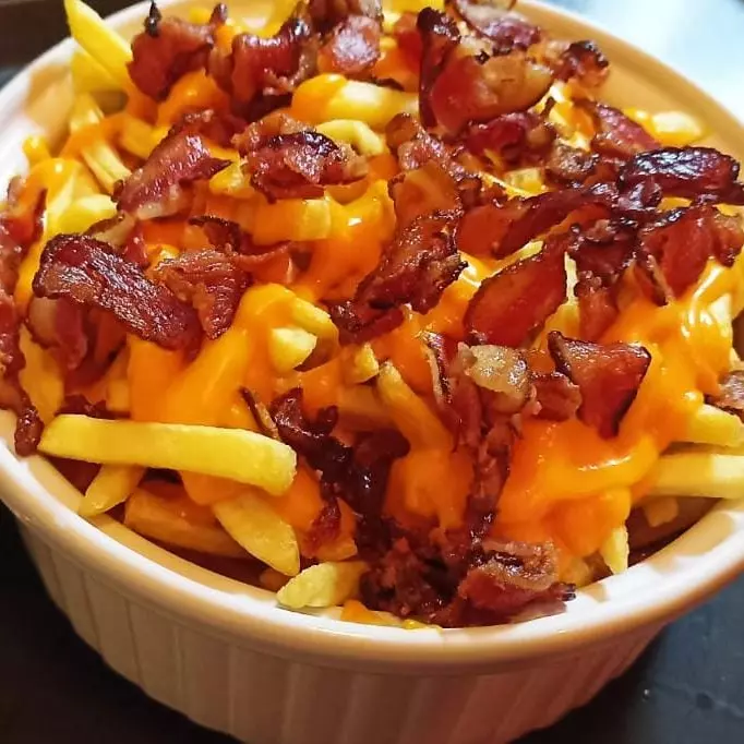 BATATA FRITA GRANDE C/QUEIJO E BACON