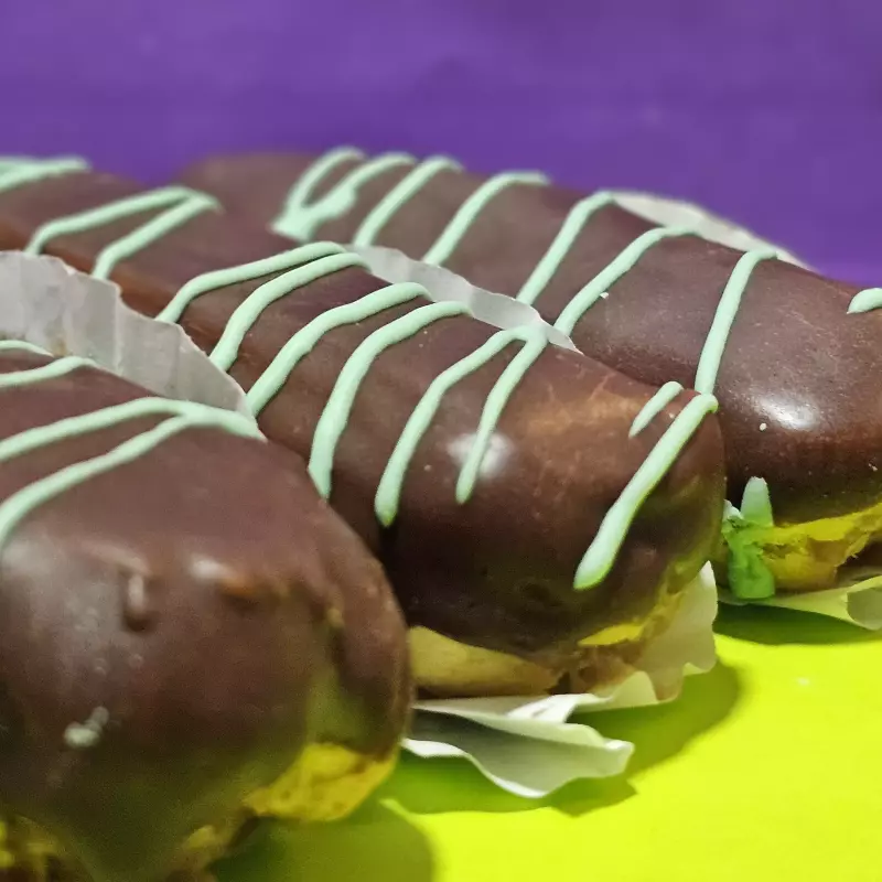 Porción de éclair de chocolate
