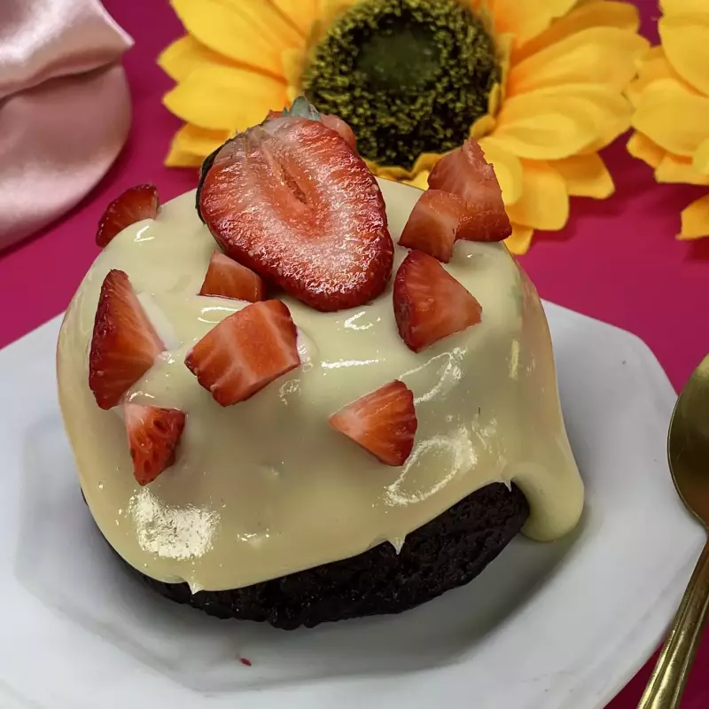 Mini bolo vulcão Ninho c/ morangos