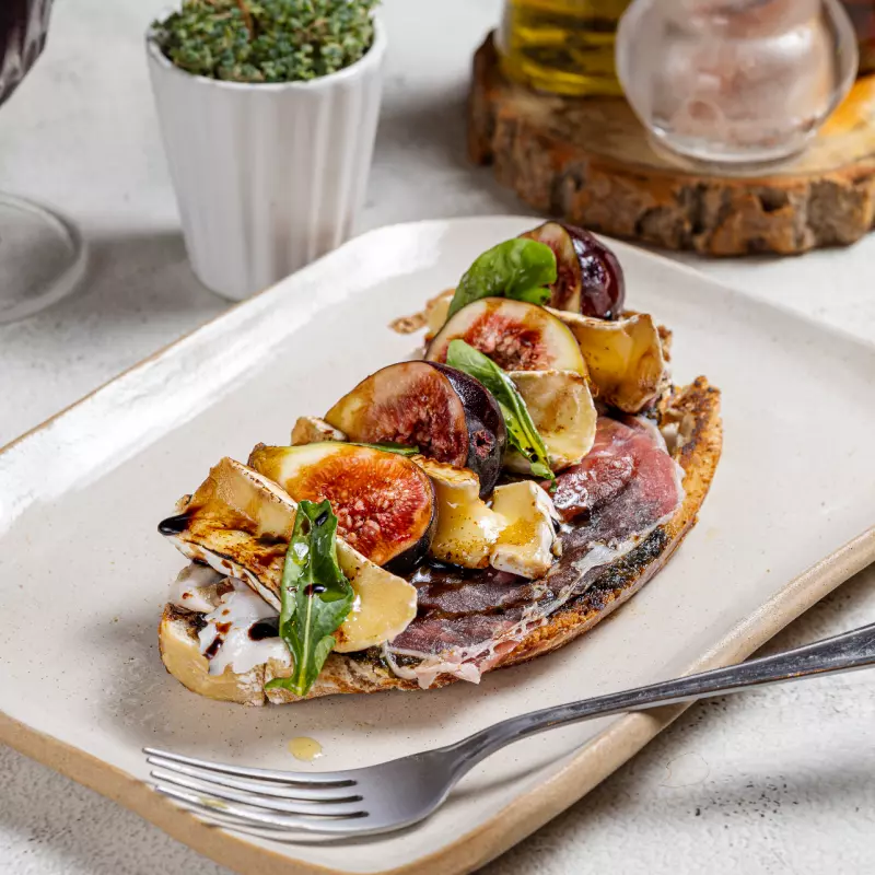 Tostada de queijo camembert