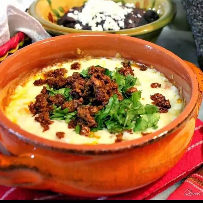 Queso Fundido con chorizo o birria