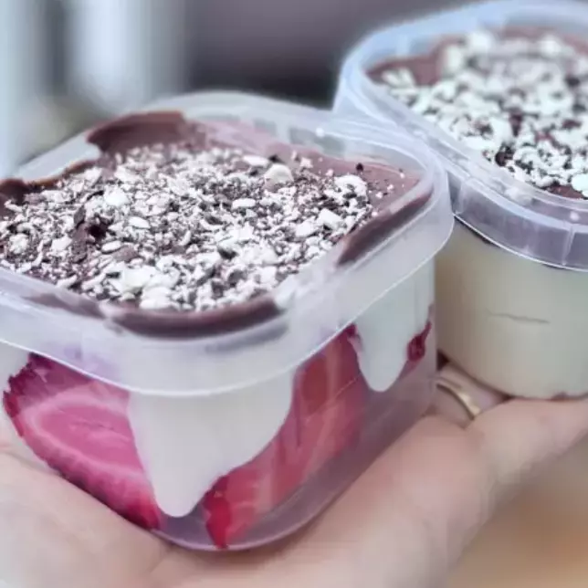 Bombom aberto de morango vegano