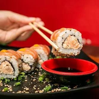 URAMAKI SALMÃO GRELHADO - 8 UN