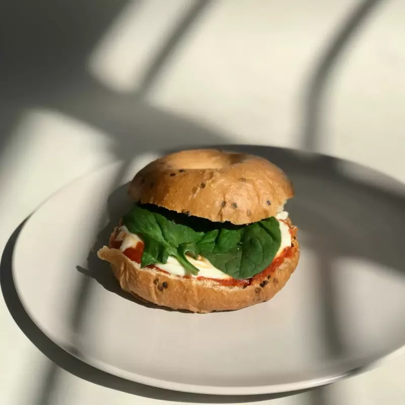BAGEL PIZZA, VEGANO+AGUA O CAFÉ
