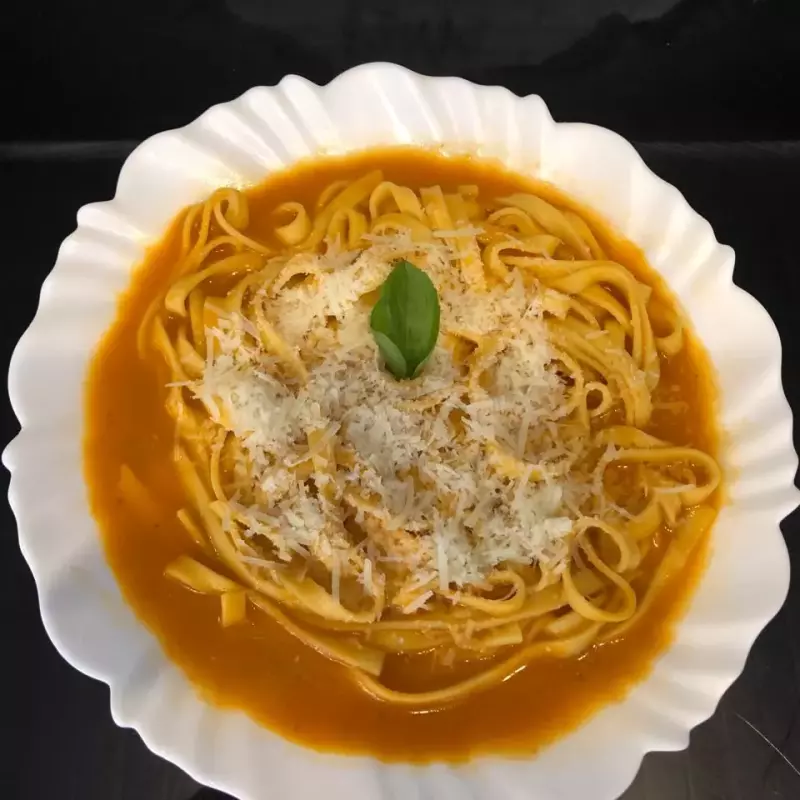 TALHARIM COM MOLHO VERMELHO