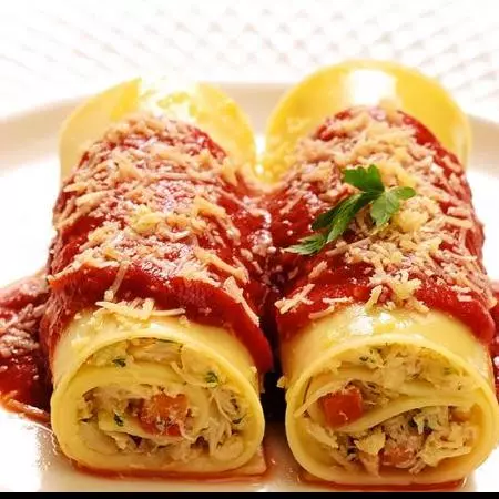 CANNELLONI DE FRANGO E QUEIJO
