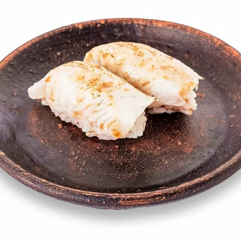 Niguiri Peixe branco maçaricado.