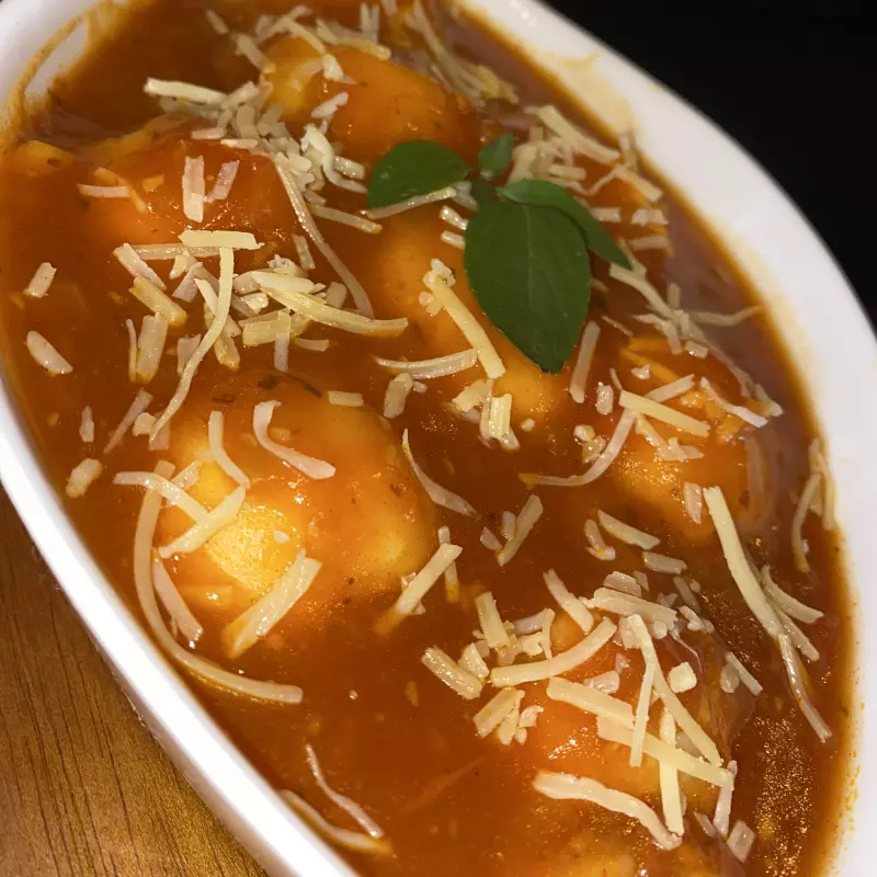 Gnocchi recheado ao molho pomodoro