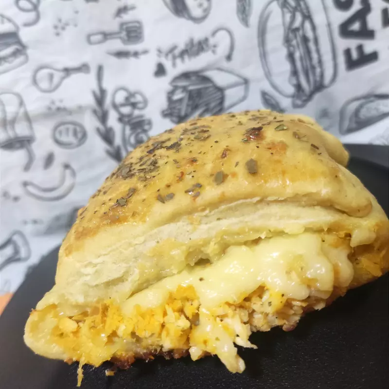 Pão pizza de frango e queijos