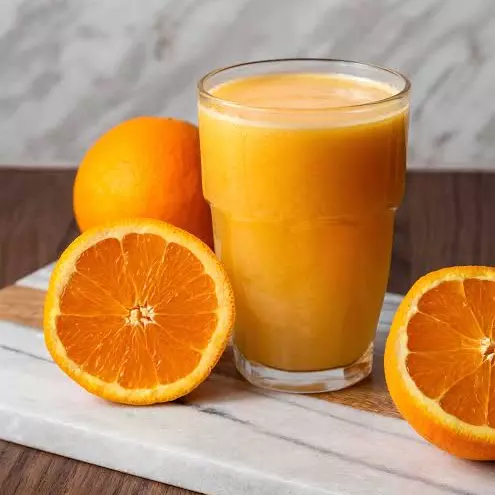 Vaso de jugo de naranja