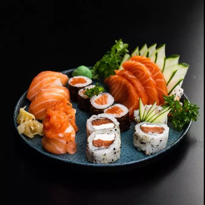 Combinado Salmão (16 peças)