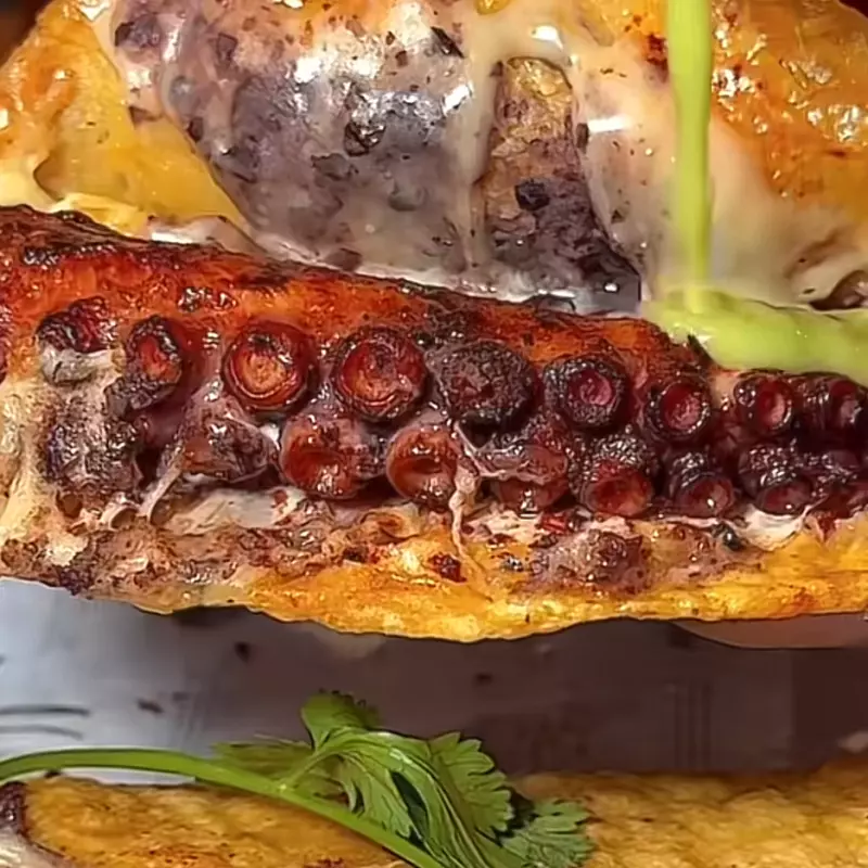 Taco de pulpo con frijol y queso