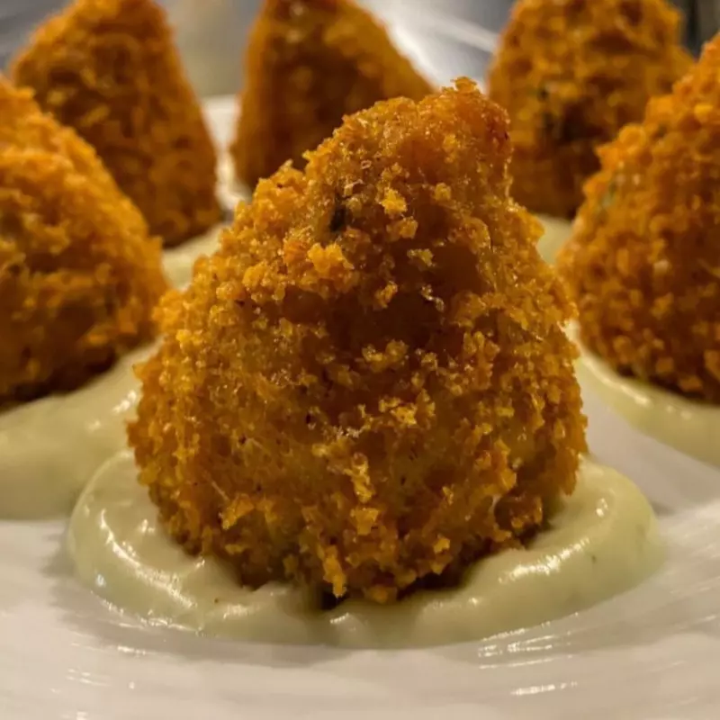 2 UNIDADES DE COXINHA SEM MASSA