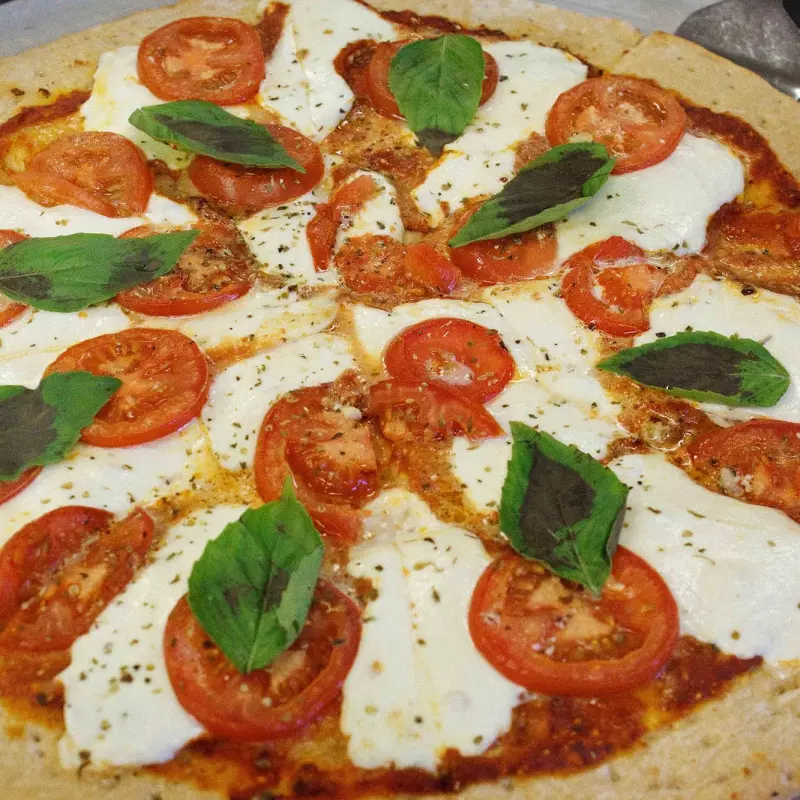 • Pizza Caprese