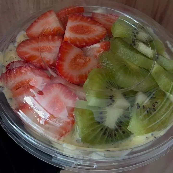 Bol mousse de maracujá com frutas