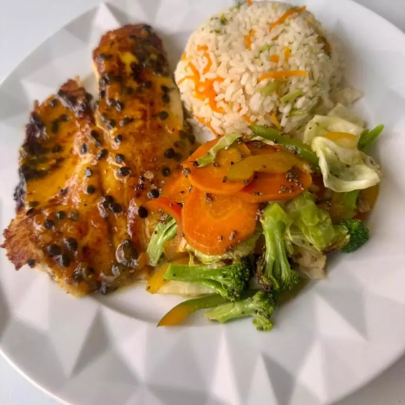 Peixe ao molho de maracujá