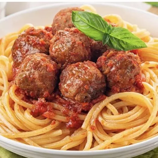Tallarines con salsa y albóndigas