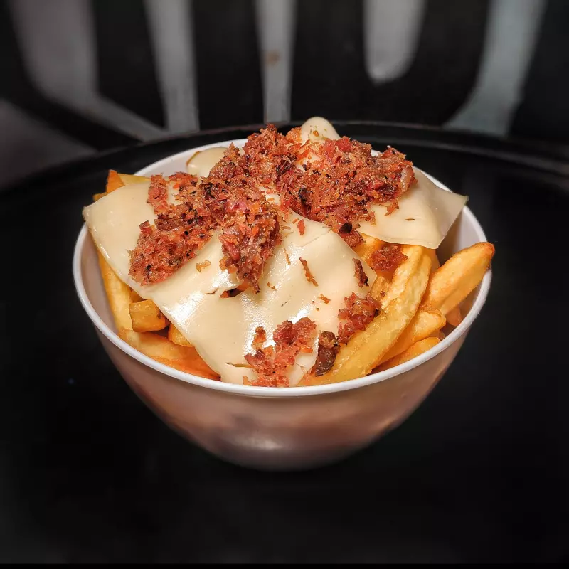 Fritas com queijo e bacon (400g)