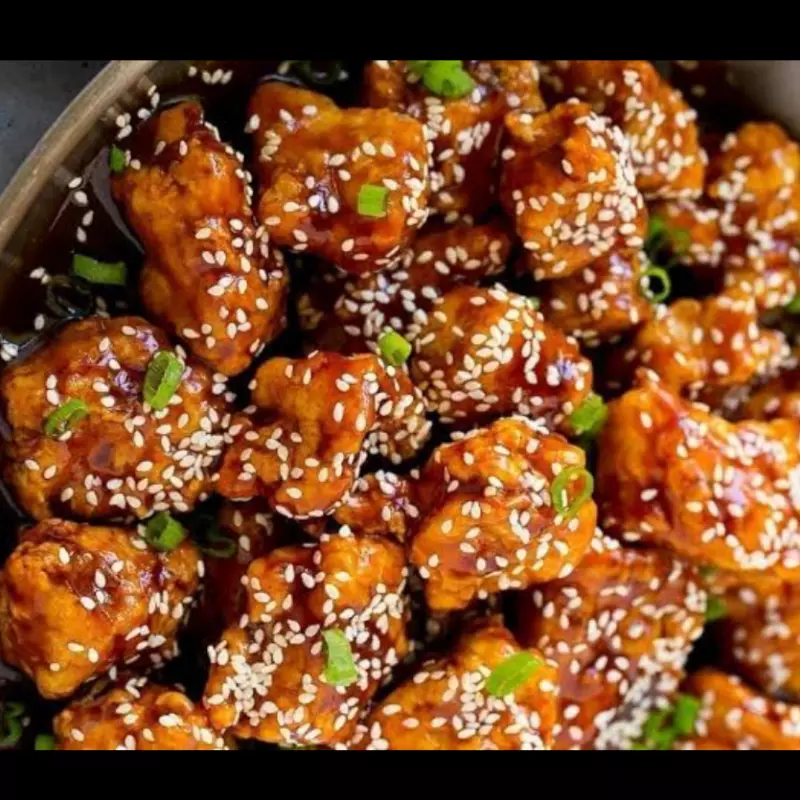 Pollo crispy con papas fritas.