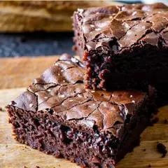Brownie ninho + geleia de morango