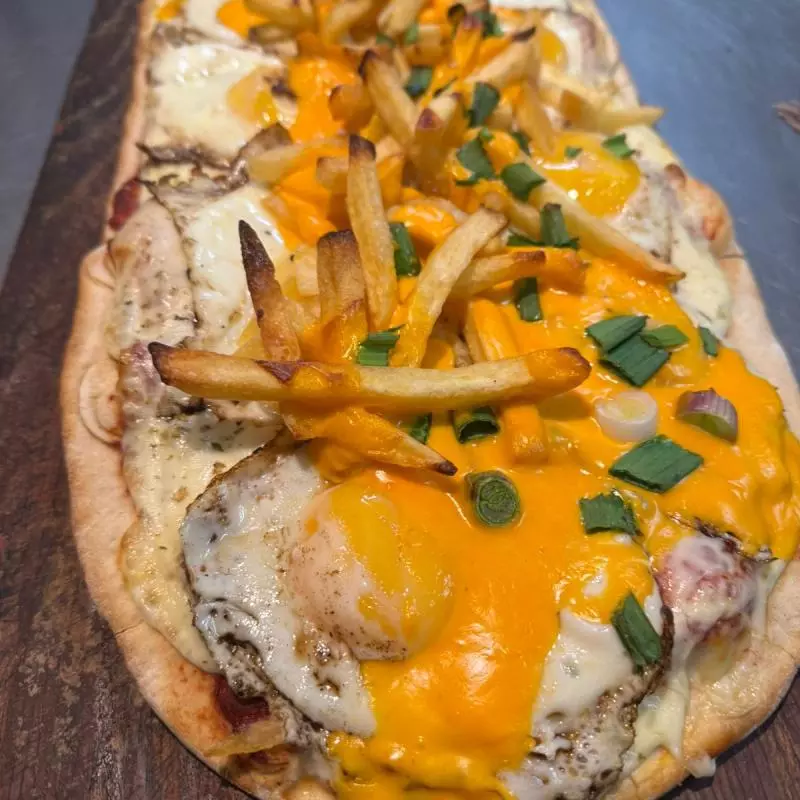 Huevo fritos y papas cheddar (6 porc