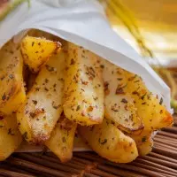 Porção de batata rústica