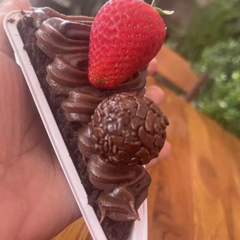 PIZZA DE BROWNIE COM BRIGADEIRO