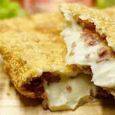 PASTEL DE CARNE COM CATUPIRY