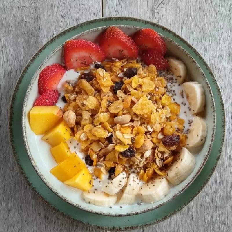 YOGURT NATURAL CON FRUTAS Y GRANOLA