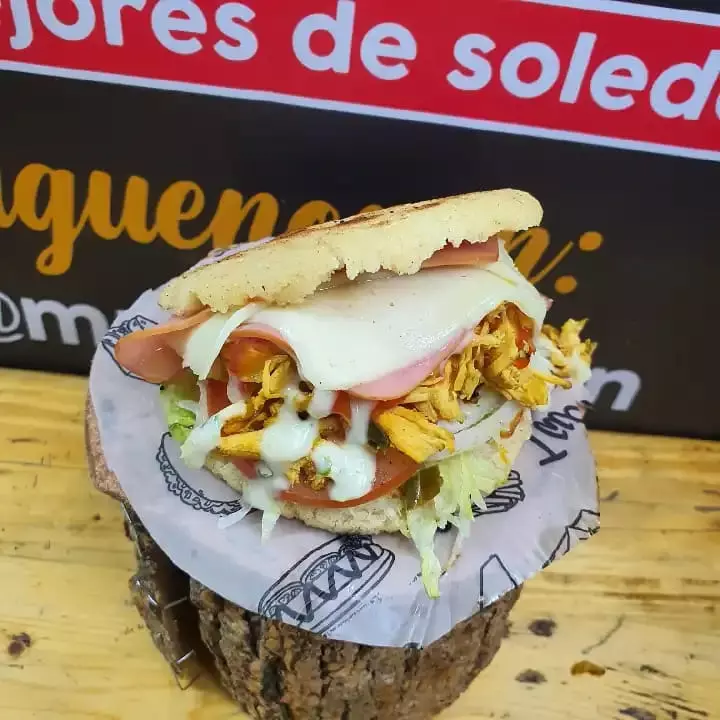 AREPA DE POLLO DESMECHADO