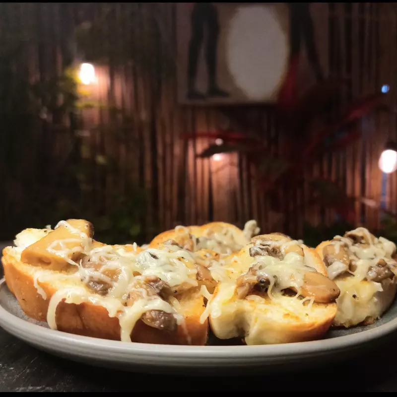 PAN CON AJO, QUESO/CHAMP.