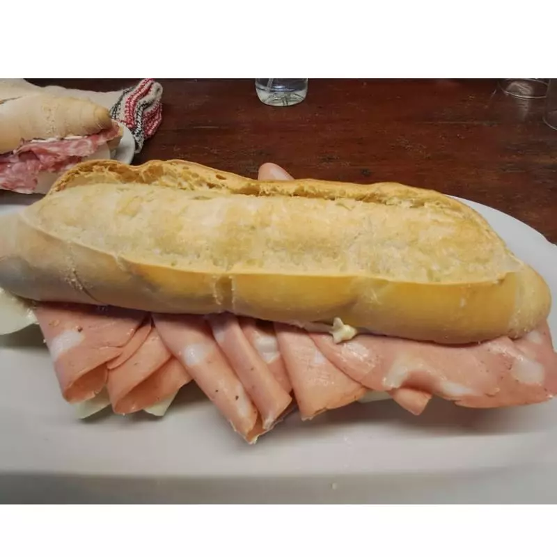 Sándwich de mortadela y queso