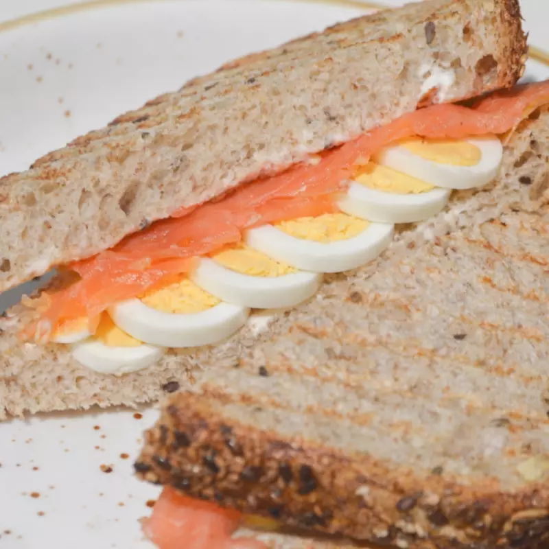 Sandwich Salmon y Huevo
