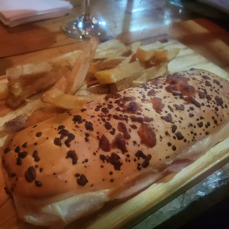 Sandwich de JyQ con fritas