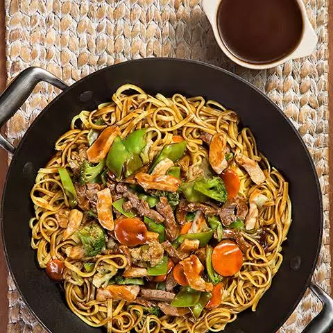 Yakissoba carne e frango 600g0g
