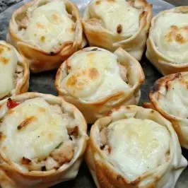 Empanada Pollo y Salsa Blanca