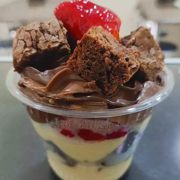 Copo de brownie de morango