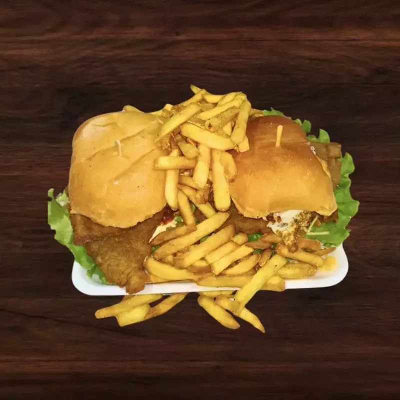 Milanesa en 2 panes con papas fritas