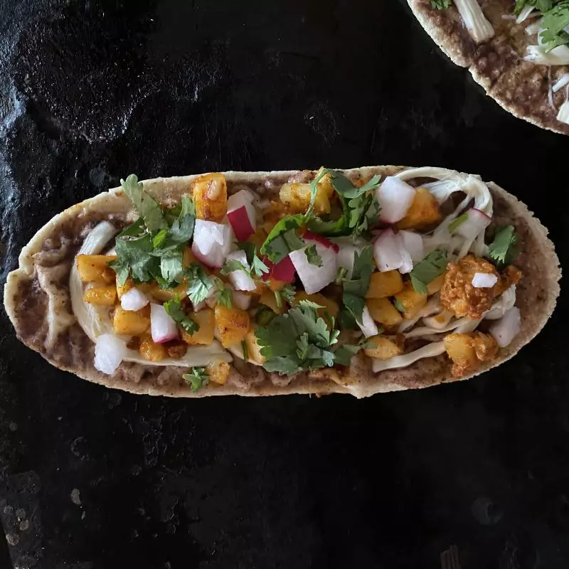 Huarache de papa con chorizo.