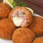 Bolinho Calabresa com Queijo