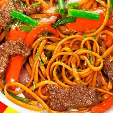 Tallarín con carne de res