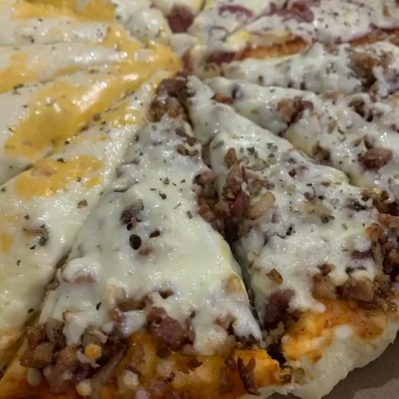 Pizza média com borda de requeijão