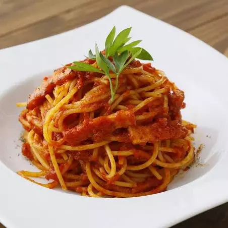 Espaguete ao molho sugo
