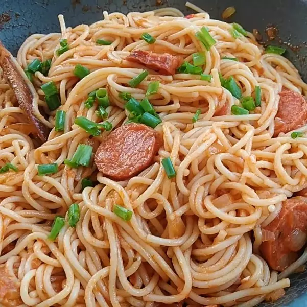 Espaguetto com calabresa