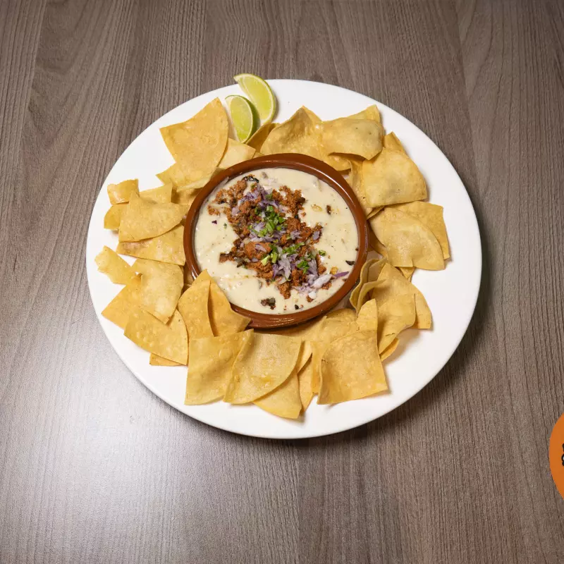 Queso fundido con chorizo
