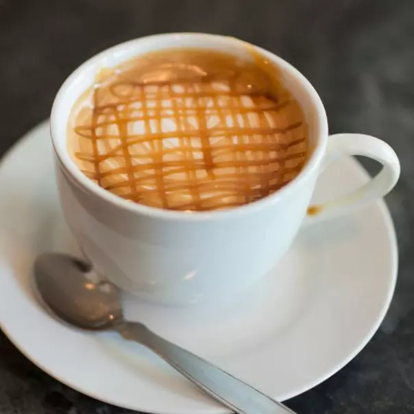 Caramel latte caliente