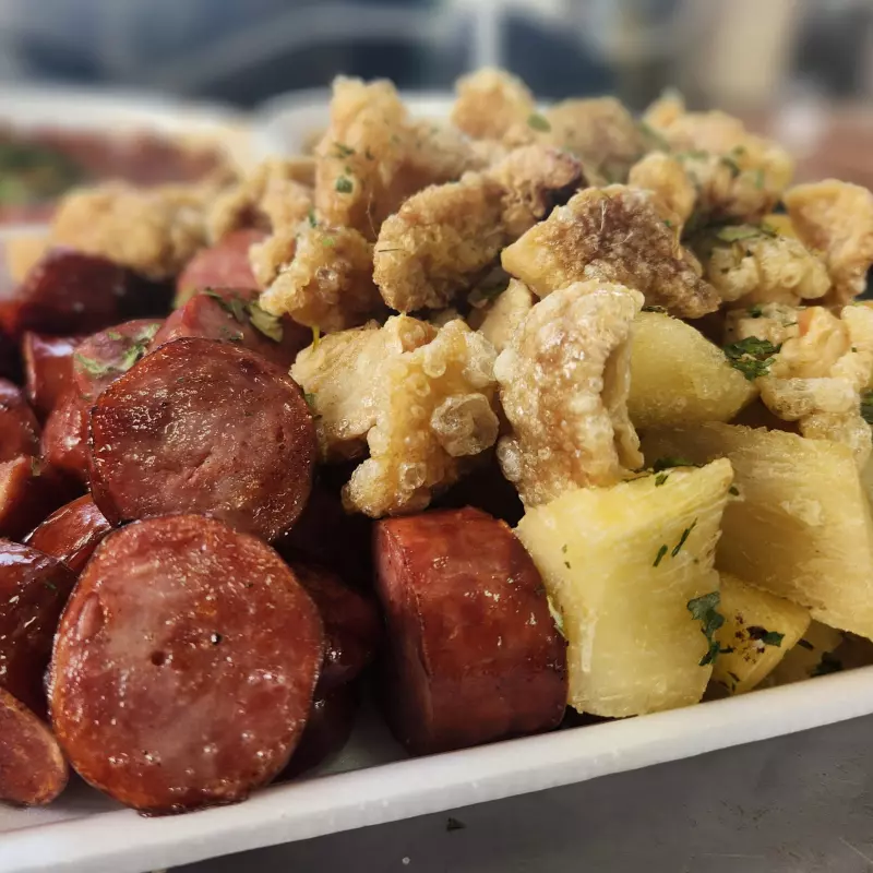 Linguiça, mandioca e torresmo