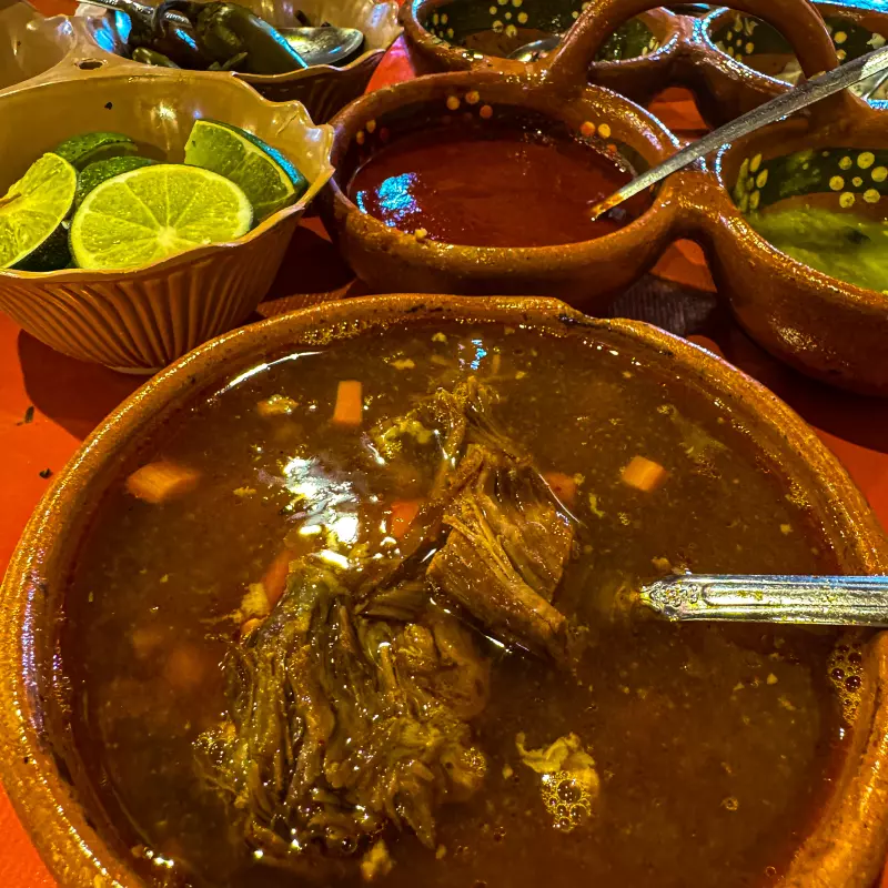 CONSOME DE CHIVO CON CARNE GRANDE