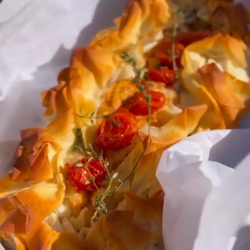 Torta folhada de bacalhau